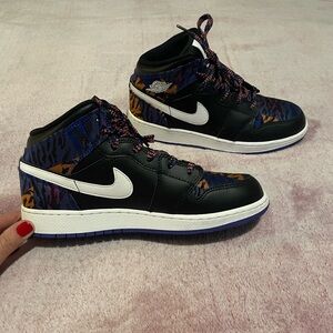 EUC Jordan Air Jordan 1 Mid SE GS Tiger Stripe - 6.5Y